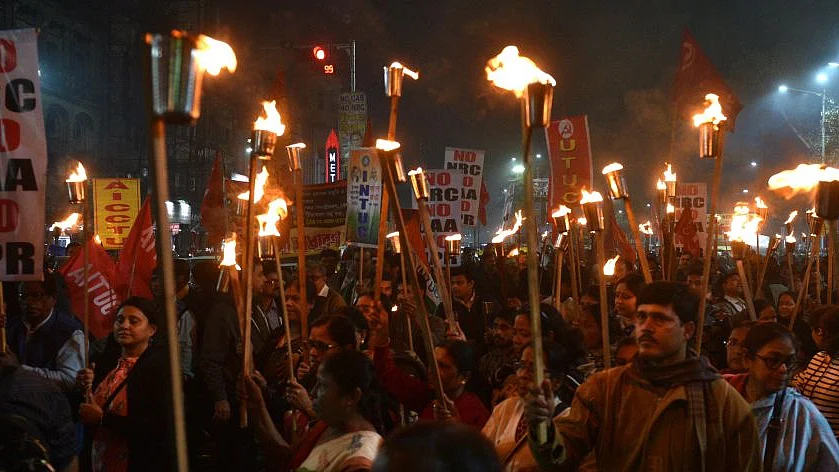 आकार पटेल का लेख: सीएए के विरोध पर पूरी दुनिया 2020 में हमें जिस तरह देख रही है, तो उसमें गलत क्या है !