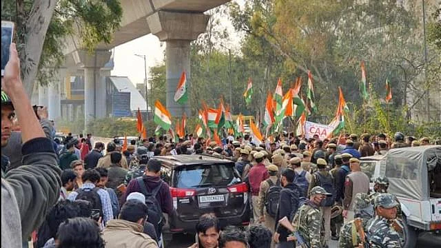 जामिया में फिर गरमाया माहौल, CAA के समर्थन में लोगों ने लगाए नारे, ‘देश के गद्दारों को गोली मारो…’