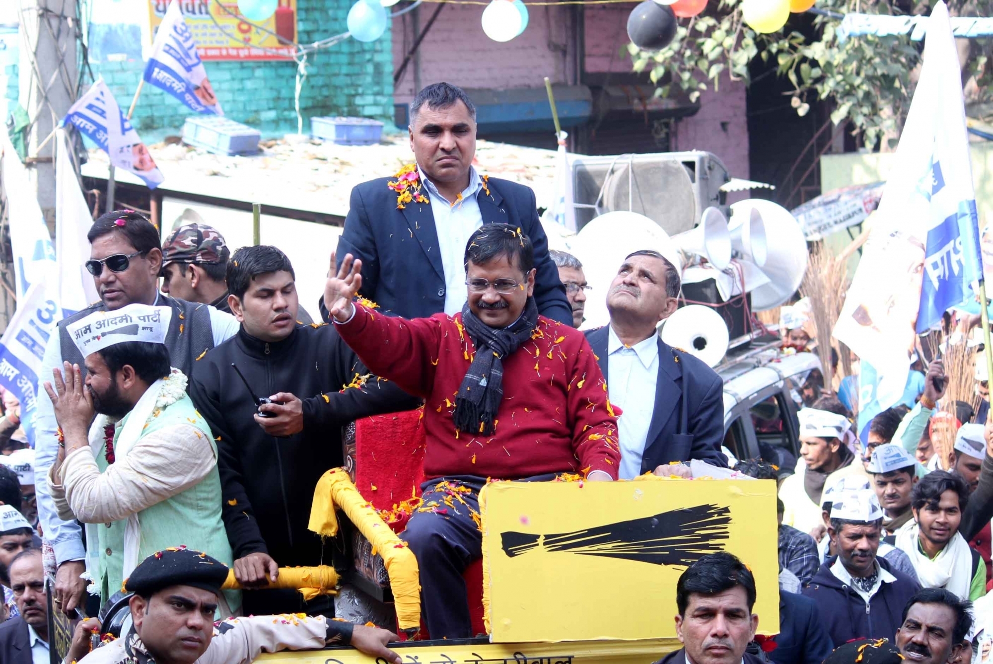 दिल्ली: रोड शो के दौरान केजरीवाल पर फेंके गए पर्चे, नाराज लोगों ने पूछा- मिश्रा को कितने में दिया टिकट