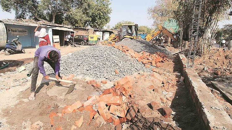 मोदी के गुजरात में गरीबी को दीवार में चुनवाया जा रहा है, ताकि ट्रम्प को न दिखें झुग्गियां