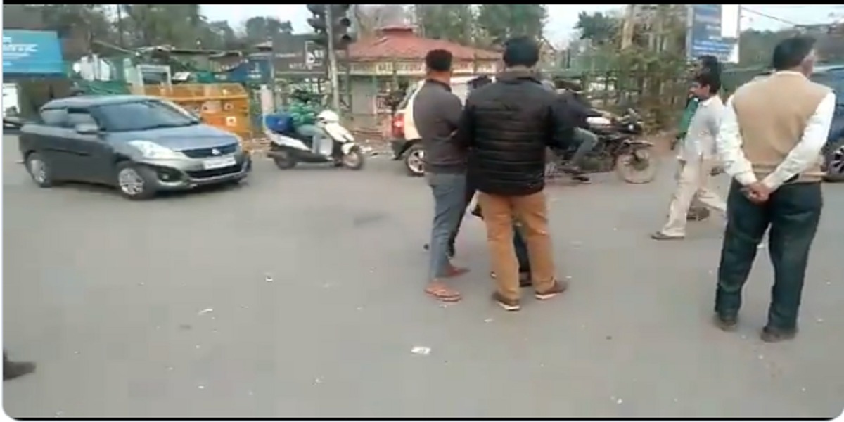 शाहीन बाग: प्रदर्शनकारियों ने दिल्ली से नोएडा जाने वाली सड़क को खोला, एक हिस्सा अभी भी बंद