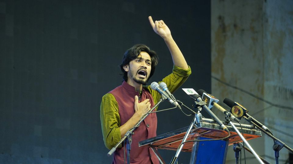 वीडियो: CAA विरोध में युवा क्रांतिकारी शायर आमिर अज़ीम की वायरल नज़्म - ‘सब याद रखा जाएगा, सबकुछ याद रखा जाएगा’