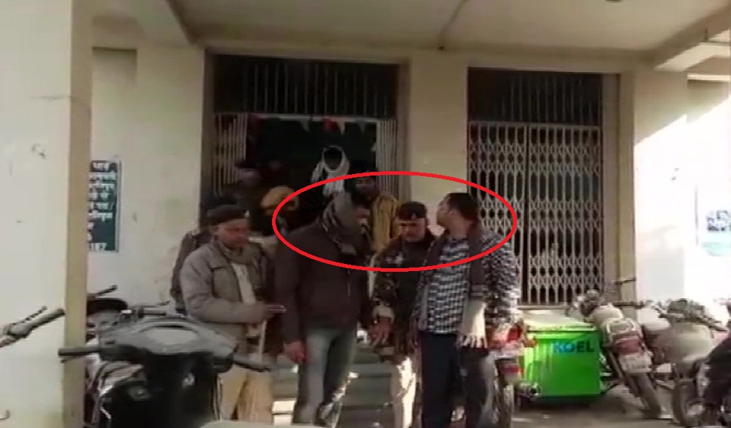 बिहार: राजधानी पटना में थाने के बाहर नीतीश की ‘पुलिस’ छलका रही थी जाम, शराब पार्टी करते दो पुलिसकर्मी गिरफ्तार