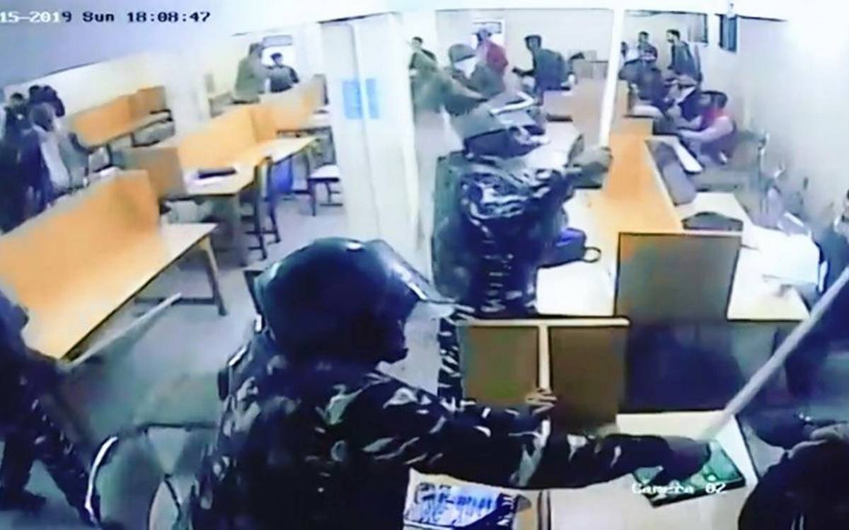 जामिया वीडियो: दावे कुछ भी हों, पर साबित हो गया कि पुलिस लाइब्रेरी में घुसी थी और छात्रों पर चलाई थीं लाठियां