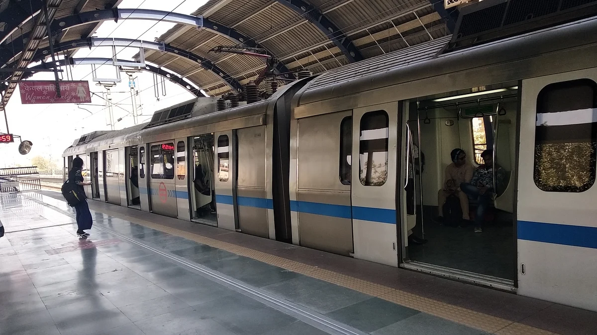 मेट्रो में युवक ने की अश्लील हरकत, लड़की ने खींची फोटो, सोशल मीडिया पर वायरल होने पर जागी दिल्ली पुलिस