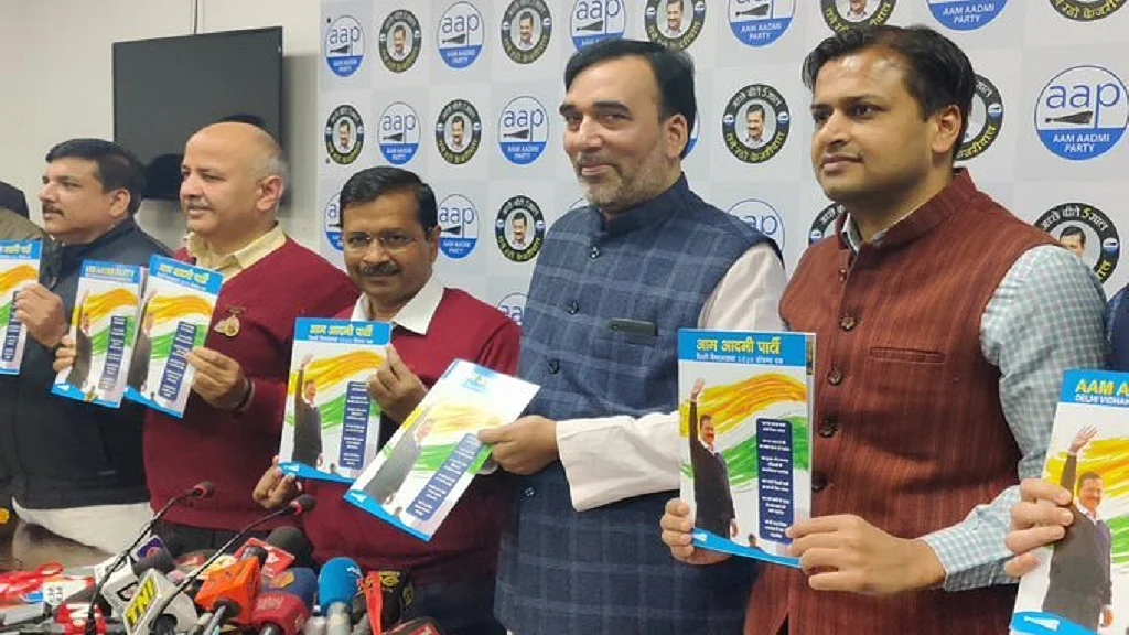 दिल्ली: चुनाव से 4 दिन पहले AAP का घोषणापत्र जारी, आज़माए हुए पुराने फार्मूले, जानें क्या हैं केजरीवाल के वादे