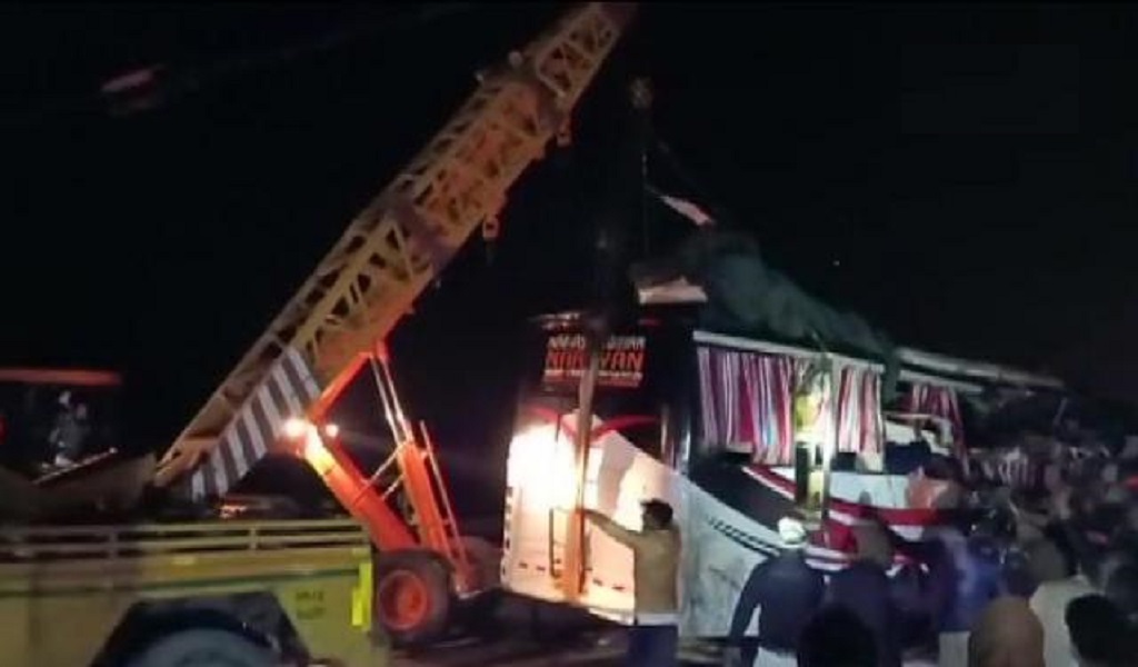 उत्तर प्रदेश: फिरोजाबाद में आगरा-लखनऊ एक्सप्रेस-वे पर बस-ट्रक की टक्कर में 14 लोगों की मौत, 31 घायल