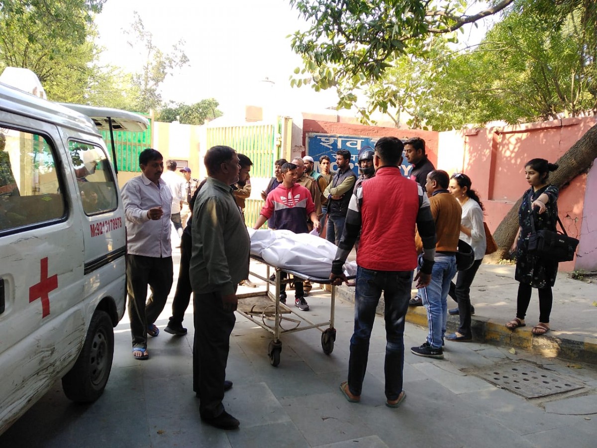 दिल्ली दंगों में लापता लोगों की तलाश में भटकते परिजन, धड़कते दिल से झांक रहे हैं शव गृहों के अंदर