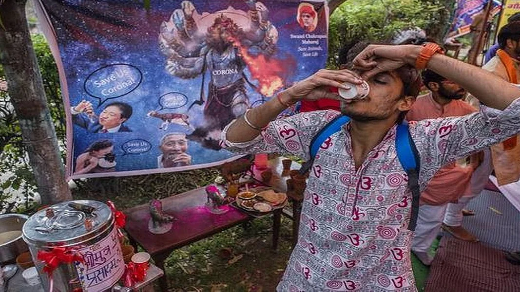 विष्णु नागर का व्यंग्यः हमारे पास कोरोना का रामबाण इलाज, पूरे देश में यज्ञ से मुआ लंगोट छोड़ भागेगा!