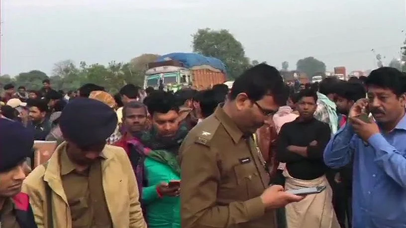 बिहार: मुजफ्फरपुर में सड़क हादसा, कार-ट्रैक्टर की टक्कर में 11 लोगों की मौत, गुस्साए लोगों ने किया हाईवे जाम