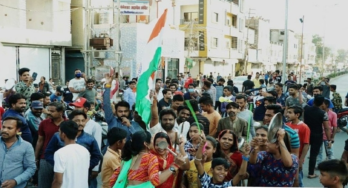 राम पुनियानी का लेखः कोरोना से लड़ाई में अंधश्रद्धा की जगह नहीं, सरकार के साथ बीजेपी-संघ को भी होना होगा गंभीर