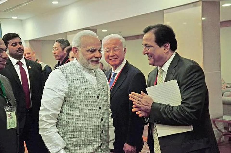 (<i>प्रधानमंत्री नरेंद्र मोदी के साथ यसबैंक के पूर्व एमडी राणा कपूर – फोटो <a href="https://www.thehindu.com/business/Industry/financial-sector-emerges-as-backbone-of-green-economy-yes-bank-chief/article22778069.ece">फरवरी2018 में द हिंदू</a> में प्रकाशित</i>)
