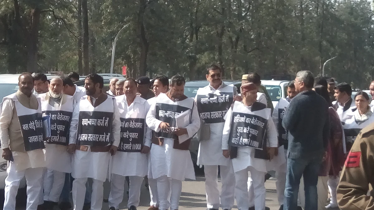 चंडीगढ़ में हरियाणा विधानसभा के पास सरकार के खिलाफ प्रदर्शन करते कांग्रेस विधायक 