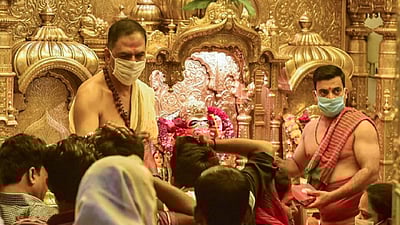 कोरोना वायरस ने मंदिरों पर लटकाए ...