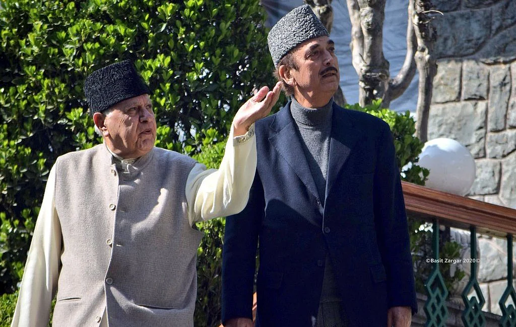 नजरबंदी से रिहा फारूक अब्दुल्ला से मिलने श्रीनगर पहुंचे आजाद, सरकार से की राज्य में लोकतंत्र बहाली की मांग