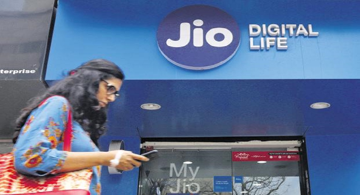 महंगे इंटरनेट के लिए कस लें कमर, कभी फ्री डेटा बांटने वाली JIO ने की पांच गुना बढ़ाने की सिफारिश
