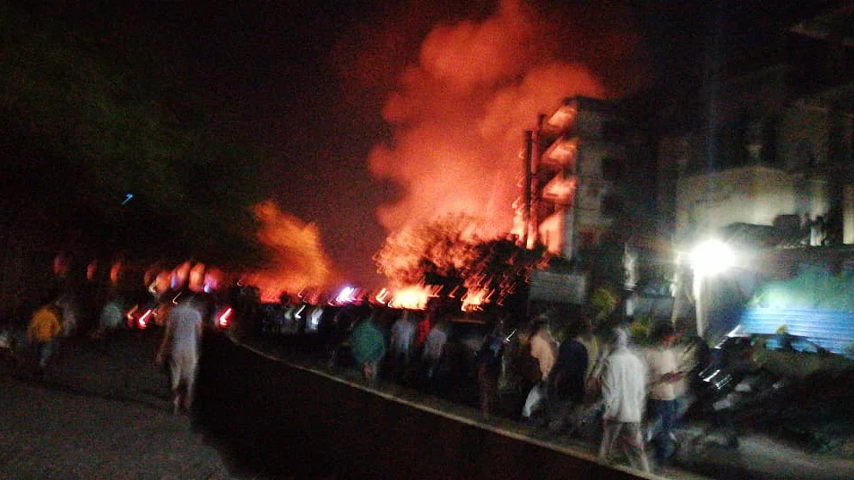 दिल्ली के शाहीन बाग इलाके में भयंकर आग, फर्नीचर की दुकान जलकर खाक