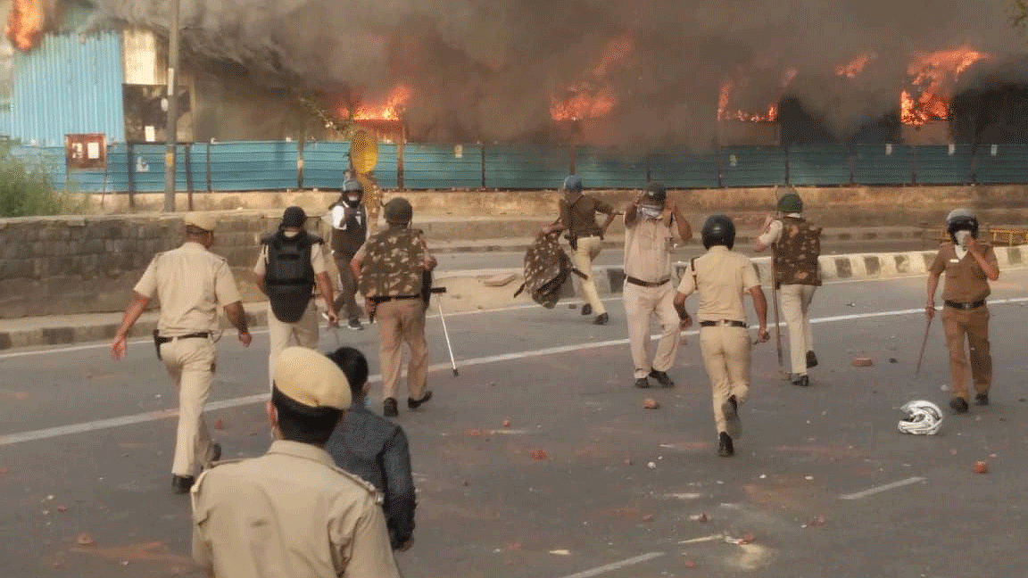 दिल्ली : एक ही शेल्टर होम में 250 से ज्यादा लोग, अव्यवस्था और साथी की मौत से भड़के गुस्से में की आगजनी