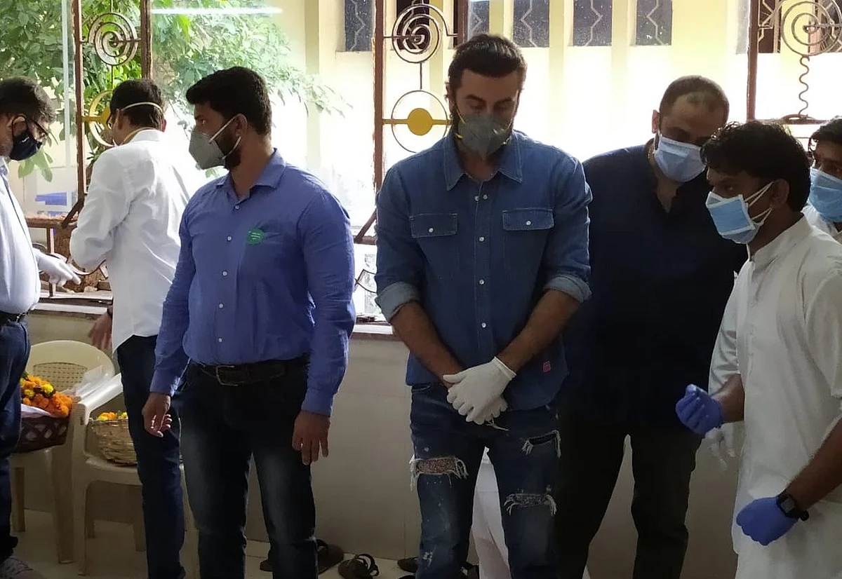 सिनेजीवन: नम आंखों से परिवार ने ऋषि कपूर को कहा अलविदा, बेटी रिद्धिमा नहीं कर पाईं अंतिम दर्शन