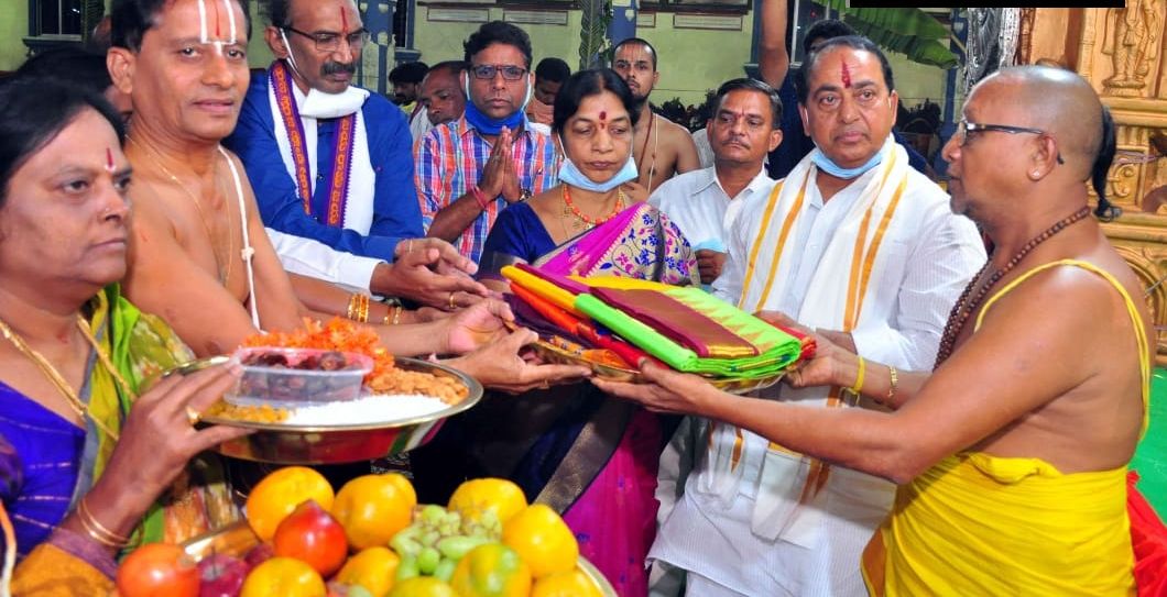 लॉकडाउन: पीएम-सीएम की अपील का तेलंगाना के इन मंत्रियों पर असर नहीं! पत्नियों के साथ रामनवमी समारोह में पहुंचे