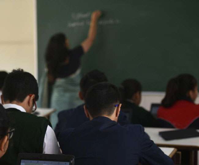 कोरोना संकट में भी निजी स्कूल धड़ल्ले से बढ़ा रहे फीस, लॉकडाउन में मनमानी पर सरकारों ने साधी चुप्पी