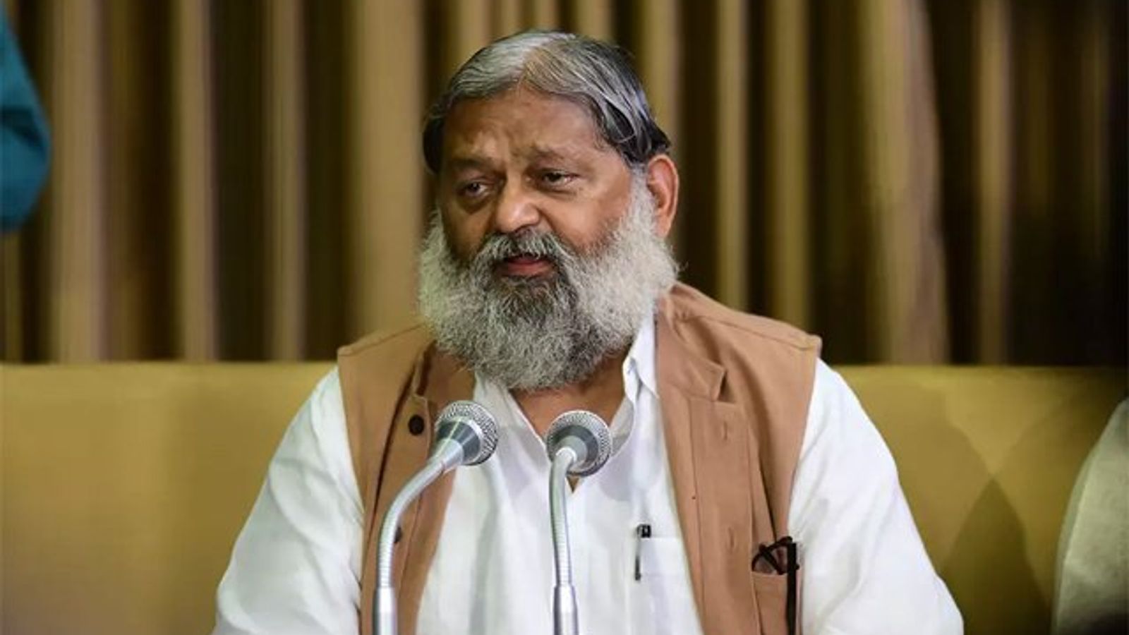 कोरोना संकट पर सियासत! BJP नेता ने कहा- दिल्ली से हरियाणा में फैल रहा कोरोना, कर्मचारियों को लेकर कही बड़ी बात