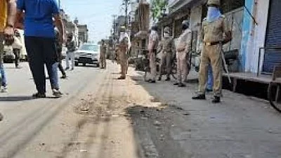 कोरोना संक्रमित को लेने पहुंची पुलिस और स्वास्थ्य विभाग की टीम पर मेरठ में हमला, मजिस्ट्रेट और इंस्पेक्टर घायल