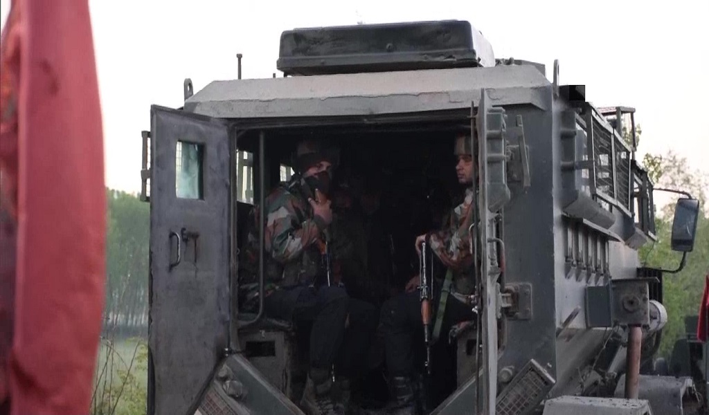 कोरोना लॉकडाउन के बीच जम्मू-कश्मीर के पुलवामा में सुरक्षा बलों से मुठभेड़ में तीन आतंकी ढेर
