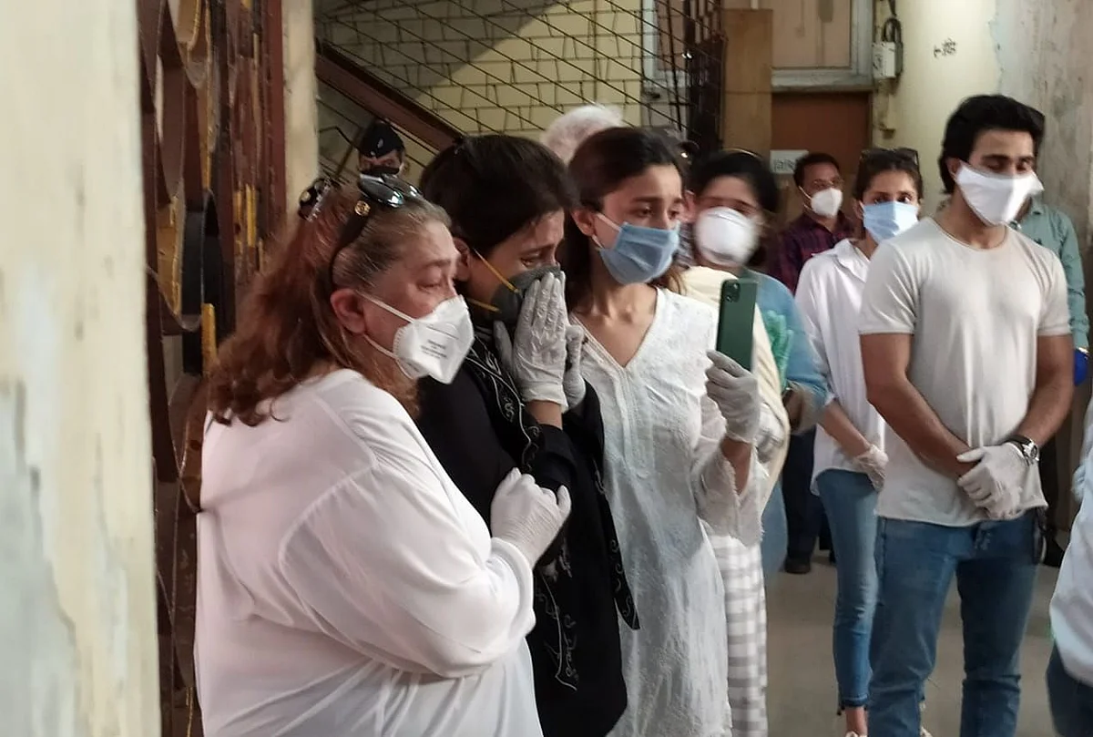 ऋषि कपूर के अंतिम संस्कार के दौरान 24 लोग रहे मौजूद