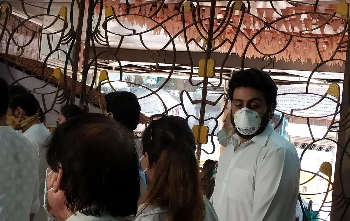 अंतिम संस्कार में अभिषेक बच्चन भी शामिल रहे