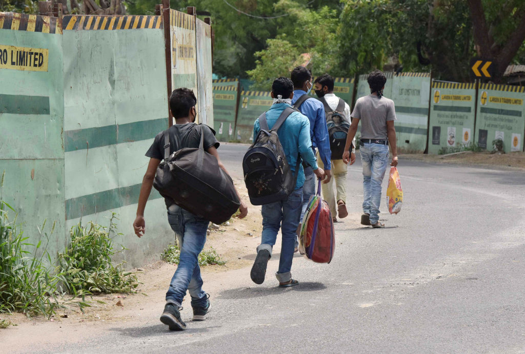 पीएम के भाषण ने तोड़ दीं सारी उम्मीदें और राम पैदल ही निकल पड़ा 1200 किमी दूर बलिया जाने के लिए...