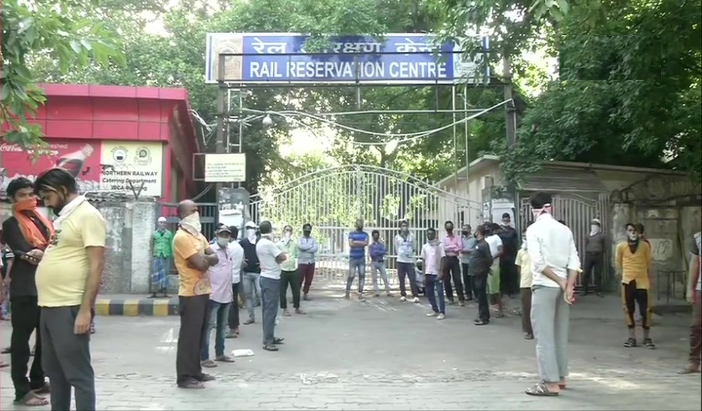 कोरोना सकंट में एक और राहत! आज से रेलवे काउंटर, एजेंट से भी आप करा सकते हैं बुकिंग, टिकट काउंटरों पर लगी लाइनें