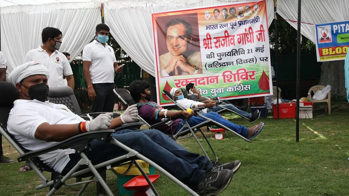 राजीव गांधी की पुण्यतिथि पर यूथ कांग्रेस ने गरीबों में बांटा ‘न्याय’, रक्तदान कर शहादत दिवस पर किया नमन