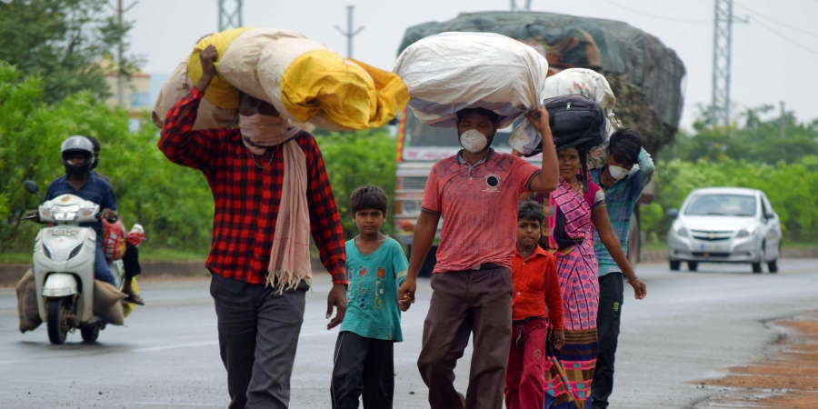 भूखे-प्यासे पैदल चलते मजदूरों को देखिए और देश में चुनाव का समय याद कीजिए, शायद हमें ही कुछ शर्म आ जाए!
