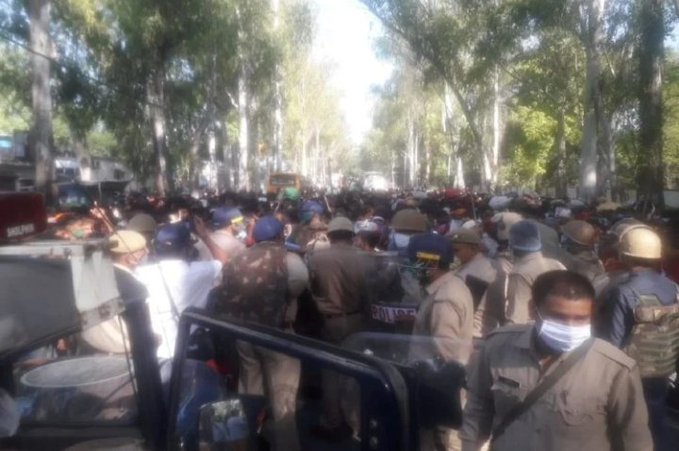 लॉकडाउन में बवाल: यूपी के कुशीनगर बस हादसे में कई प्रवासी मजदूर घायल तो सहारनपुर में फूटा गुस्सा, की नारेबाजी