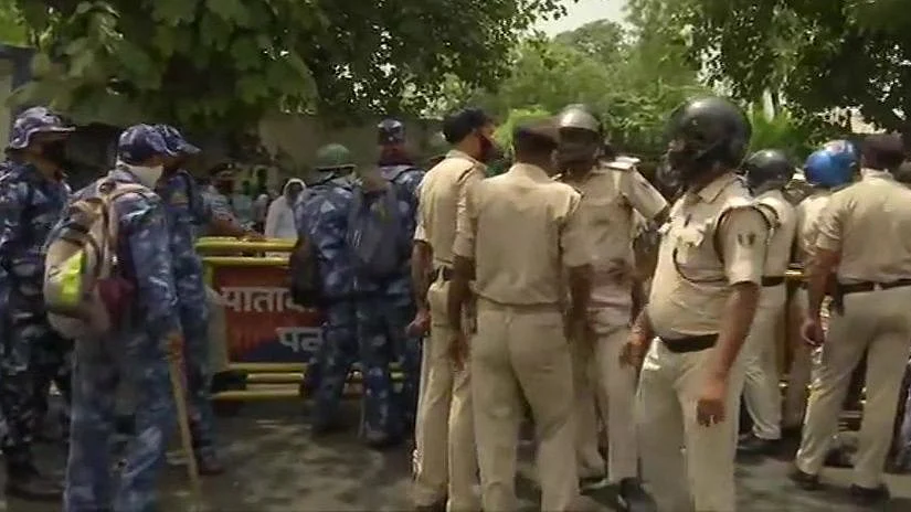ट्रिपल मर्डर केस: गोपालगंज जाने से रोकने पर भड़के तेजस्वी बोले- रेड जोन में अपराधियों को छूट, लेकिन हमें नहीं