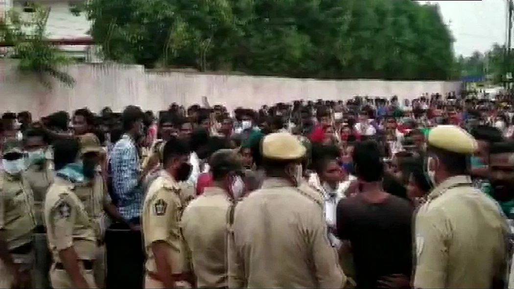 बड़ी खबर LIVE: एलजी पॉलीमर्स के बाहर ग्रामीणों ने किया प्रदर्शन, गैस लीक में गई थी 11 लोगों की जान