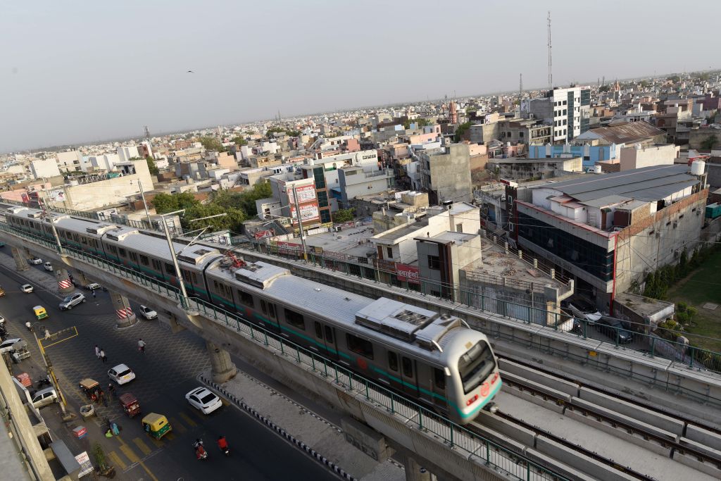 कोरोना लॉकडाउन: यात्री ट्रेनों के बाद अब दिल्ली मेट्रो चलाने की तैयारी? DMRC ने दिए संकेत