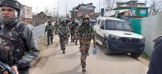 जम्मू-कश्मीर के अवंतीपोरा में मुठभेड़, 3 आतंकी मारे गए, हिज्बुल कमांडर को सुरक्षाबलों ने घेरा