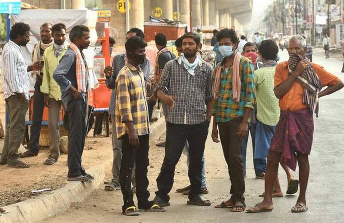लॉकडाउन में करीब 14 करोड़ लोग हुए बेकार, जान बचाने के साथ जीविका बचाने का संकट हुआ खड़ा