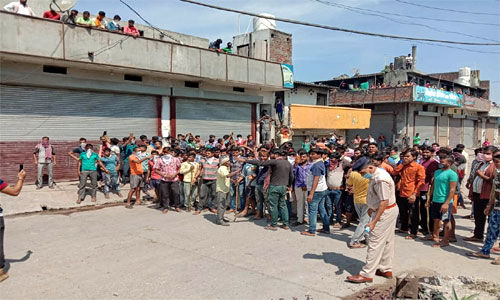 हरियाणा के यमुनानगर में मजदूरों के सब्र का बांध टूटा, घर जाने को लेकर सड़क पर उतरे,पुलिस ने दौड़ा-दौड़ा कर पीटा