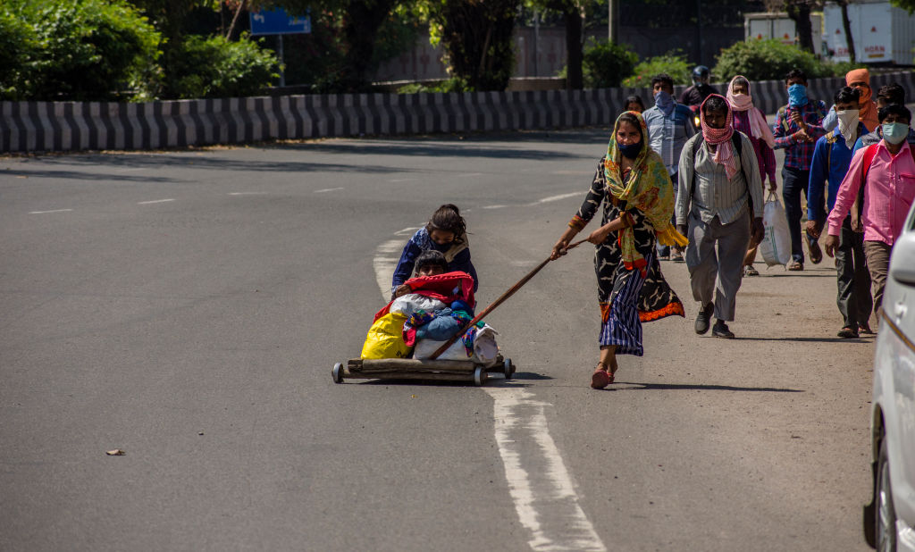 सोशल नहीं मानसिक है ‘डिस्टेंसिंग’, कुछ के लिए हवा का सफर, पर मजदूरों के लिए बंद हैं द्वार