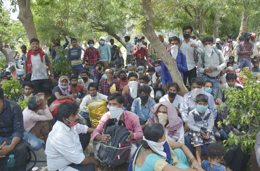 मजदूरों के पलायन से बढ़ी उद्योग की चिंता, किसी तरह कर्ज ले भी लें, तो भी कैसे खुलेंगी फैक्टरियां