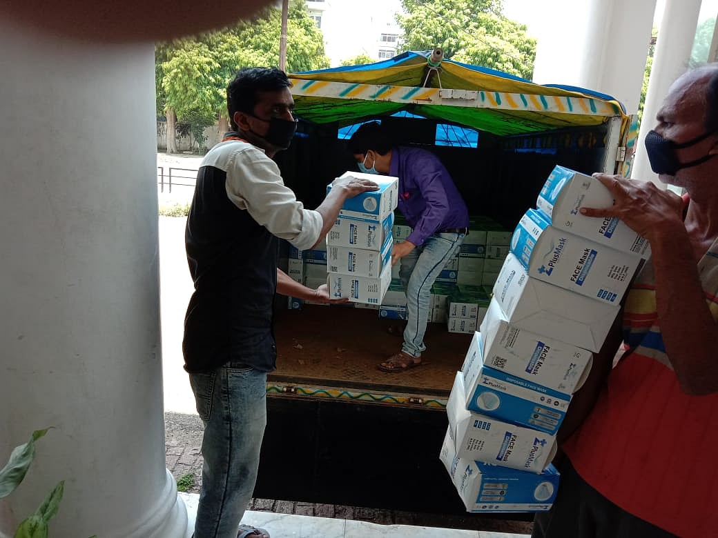 कोरोना संकट के बीच प्रियंका गांधी ने बढ़ाया हाथ, लखनऊ में जरूरतमंदों के लिए भेजा 1 लाख मास्क