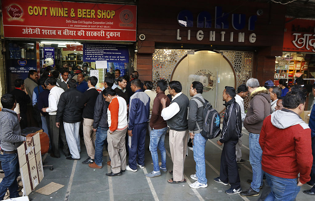 लॉकडाउन में शराब की बिक्री से कमाई तो कर लेगी की सरकार, लेकिन बढ़ जाएंगी डिप्रेशन और घरेलू हिंसा की समस्याएं