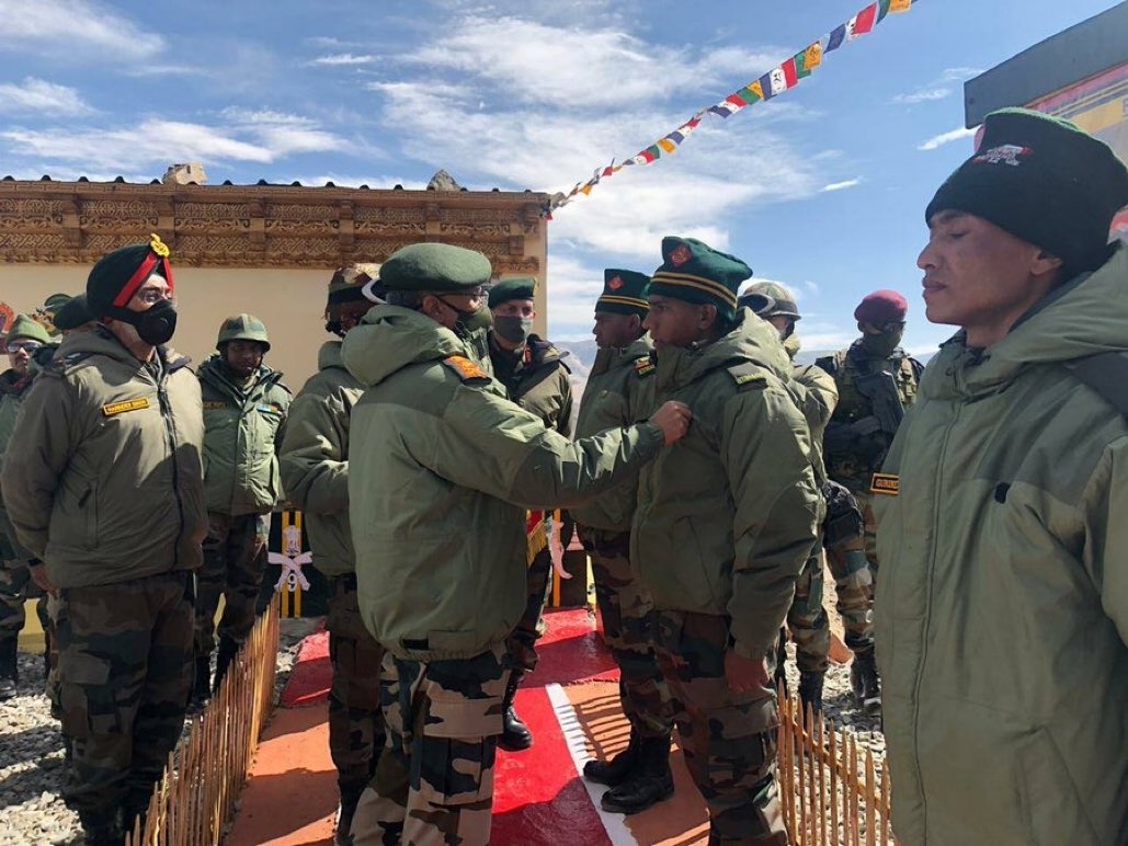 चीन से तनाव के बीच सेना प्रमुख पहुंचे पूर्वी लद्दाख, सीमावर्ती इलाकों का किया दौरा, लिया हालात का जायजा