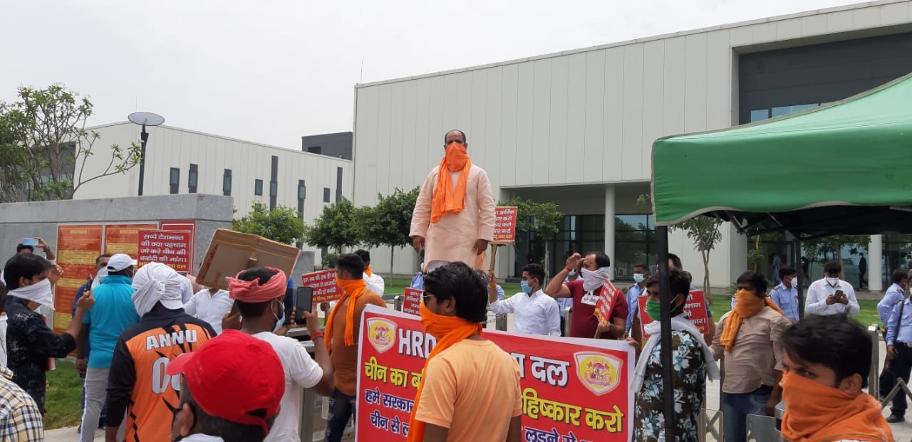 नोएडा में मोबाइल कंपनी ओप्पो के गेट पर ताला डाल चीन के खिलाफ प्रदर्शन, हिंदू रक्षा दल के खिलाफ केस दर्ज