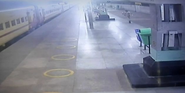 एक हाथ में राइफल और एक हाथ में दूध, देखें कैसे मासूम की मदद के लिए GRP का जवान बना ‘उसैन बोल्ट’!
