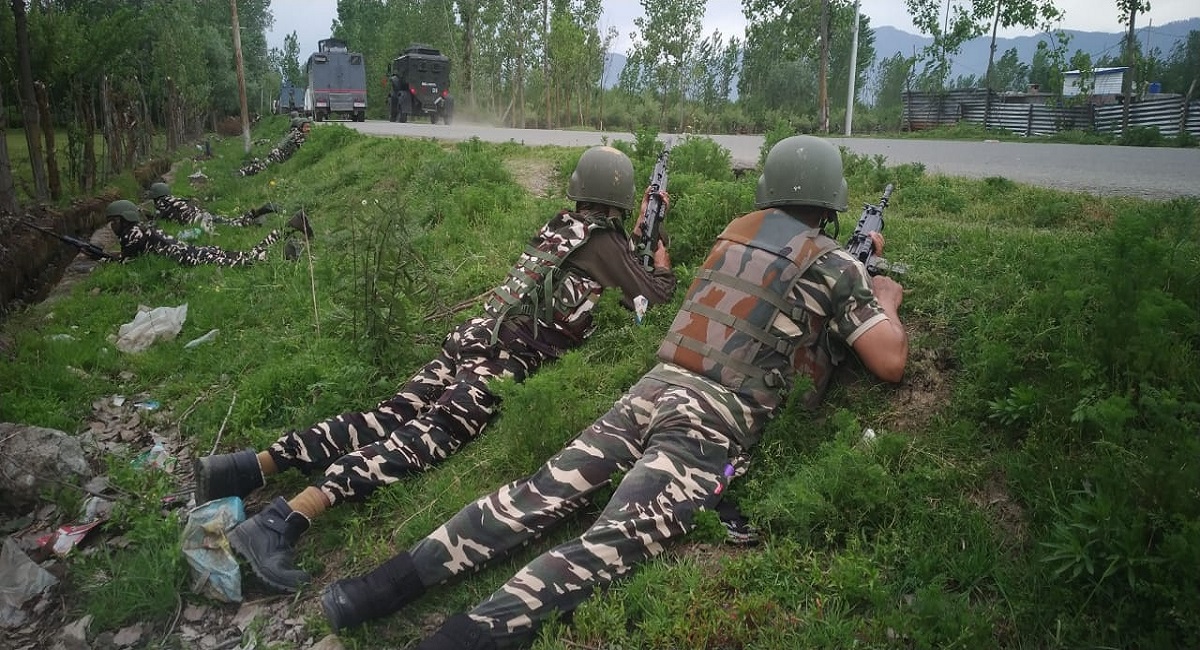 जम्मू-कश्मीर: अनंतनाग के बिजबेहरा में CRPF पर आतंकी हमला, 1 जवान शहीद, 1 नाबालिग की मौत, पूरा इलाका सील