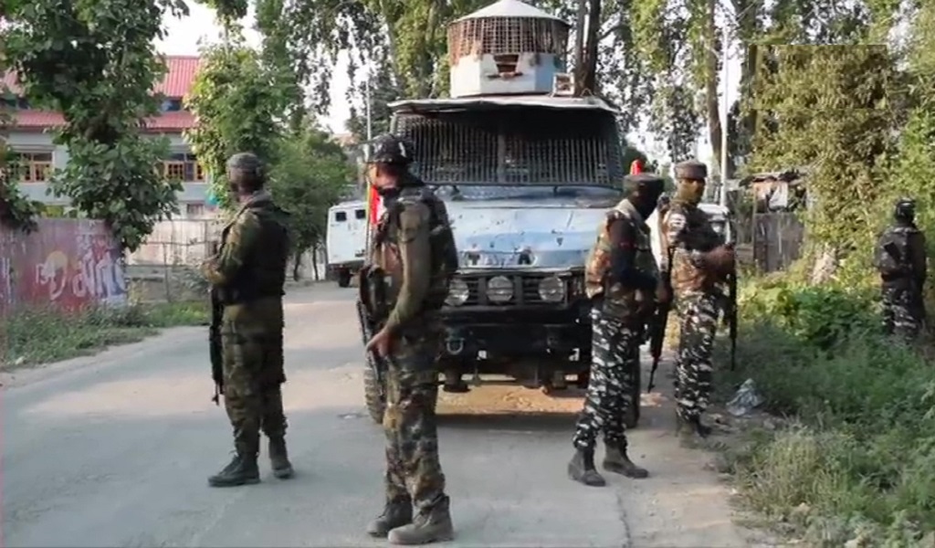 जम्मू-कश्मीर: पुलवामा में सुरक्षा बलों से मुठभेड़ में दो आतंकी मारे गए, एक जवान शहीद